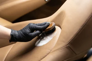 6661bcc13342a3fe7df48021_km0-detailing-studio-interior